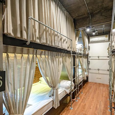 Siam Plug In Hostel Бангкок Экстерьер фото